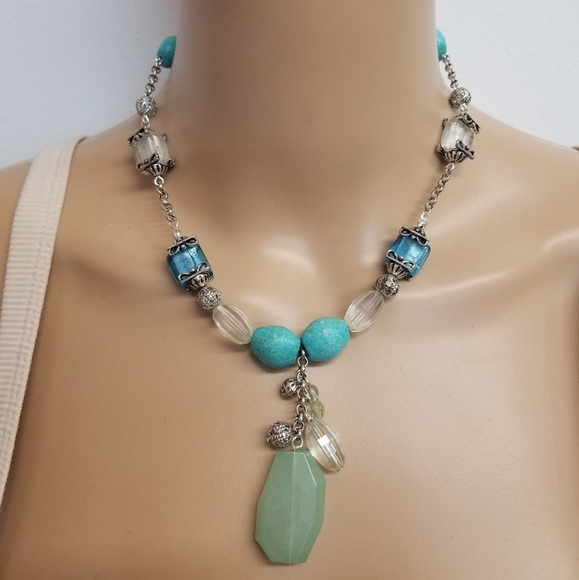 AVON VINTAGE BLUE/GREEN & SILVERTONED GLASS & ACRYLIC BEADED NECKLACE - Picture 1 of 7